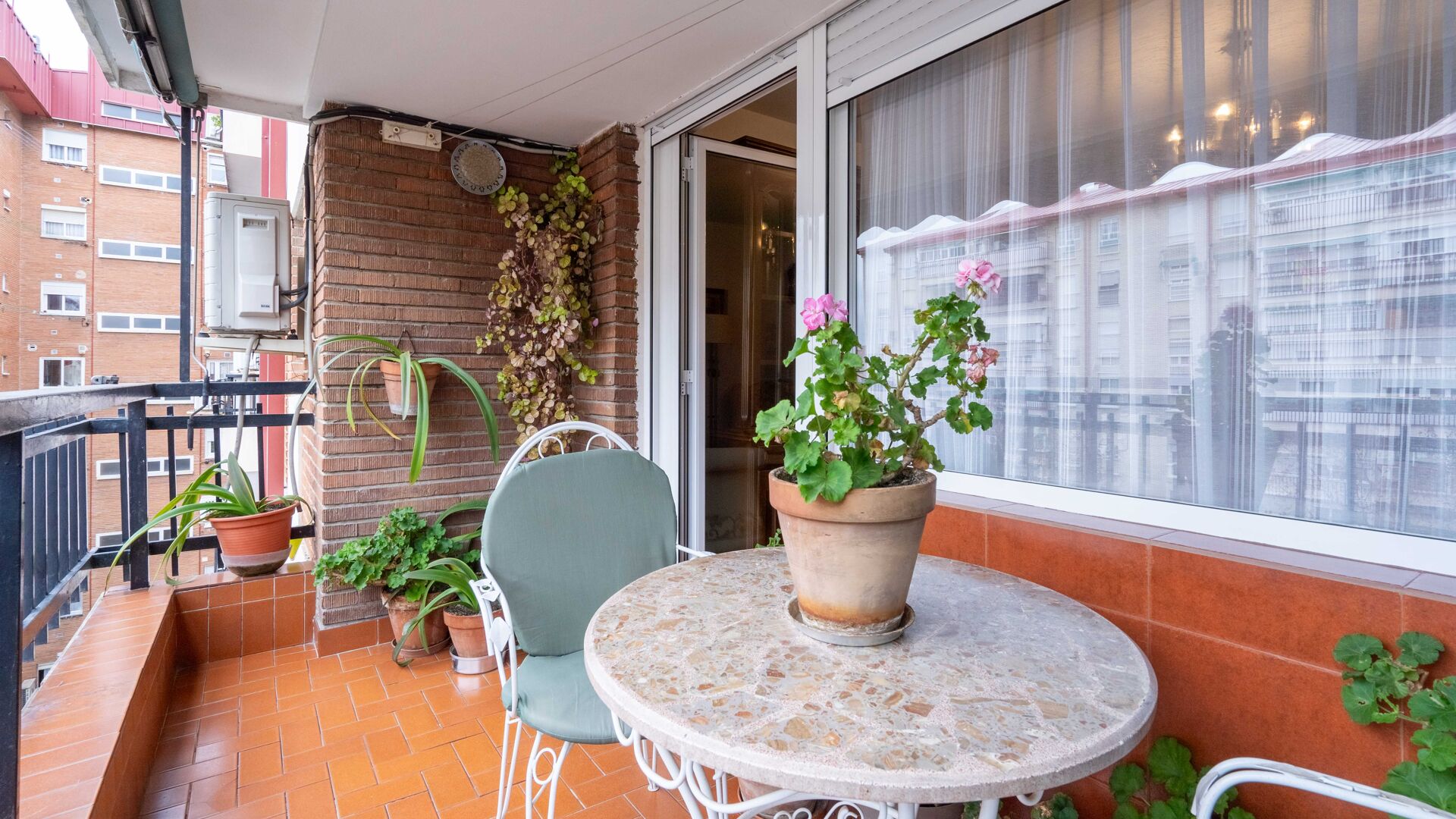 Sexto piso luminoso con Terraza, con posibilidad de trastero y plaza de garaje