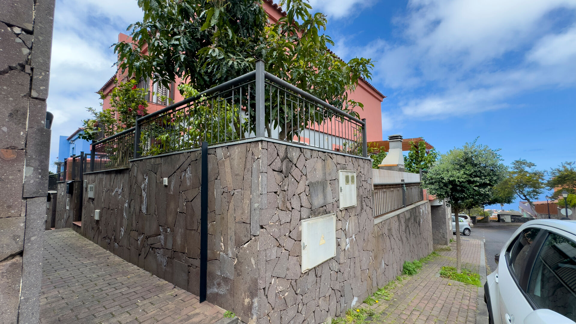 Descubre Tu Paraíso Familiar: Chalet Pareado en Tacoronte con Vistas al Mar y al Teide

