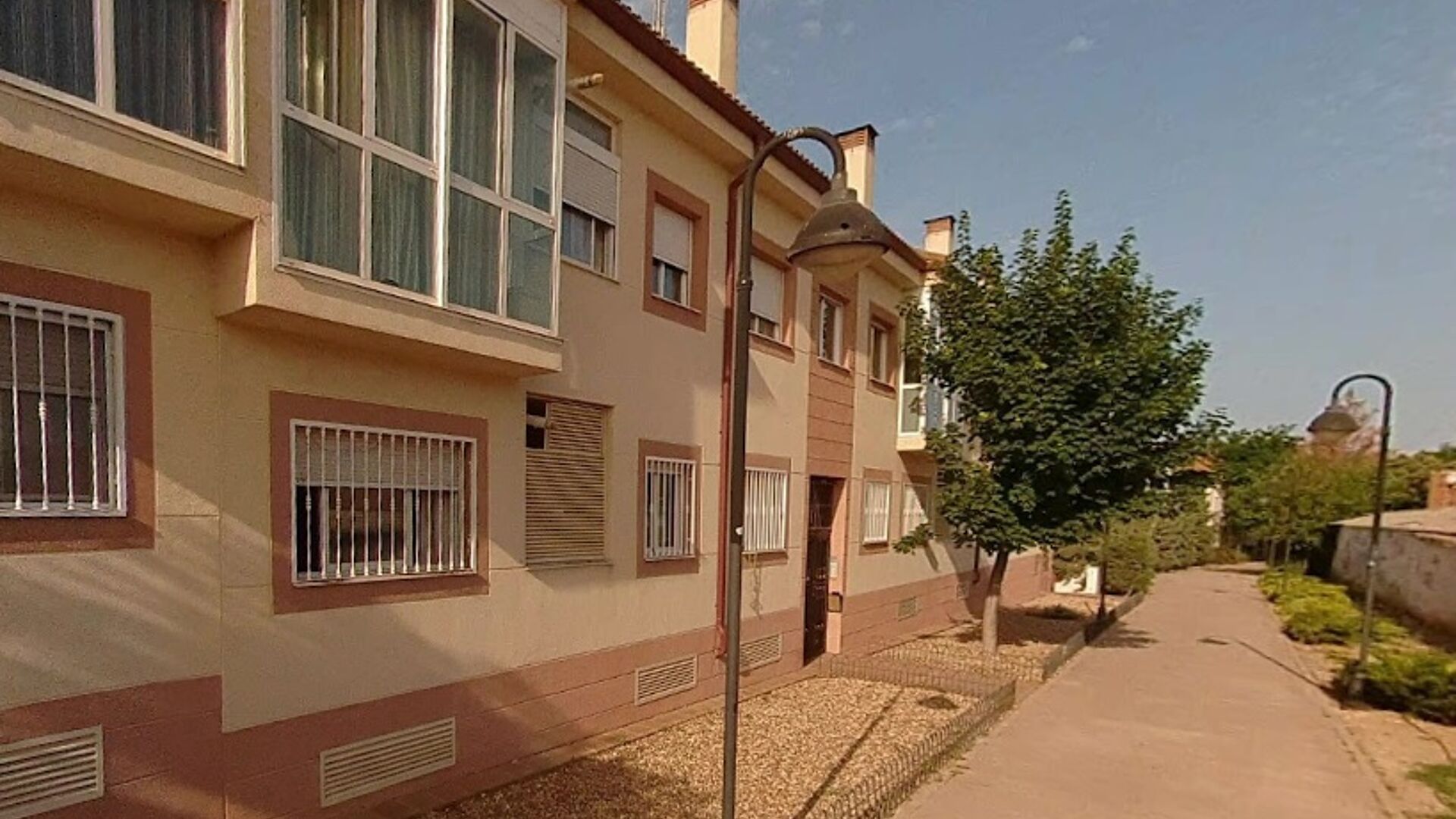 Piso en planta baja con patio en urbanización con zonas comunes – La Poveda (Arganda del Rey)