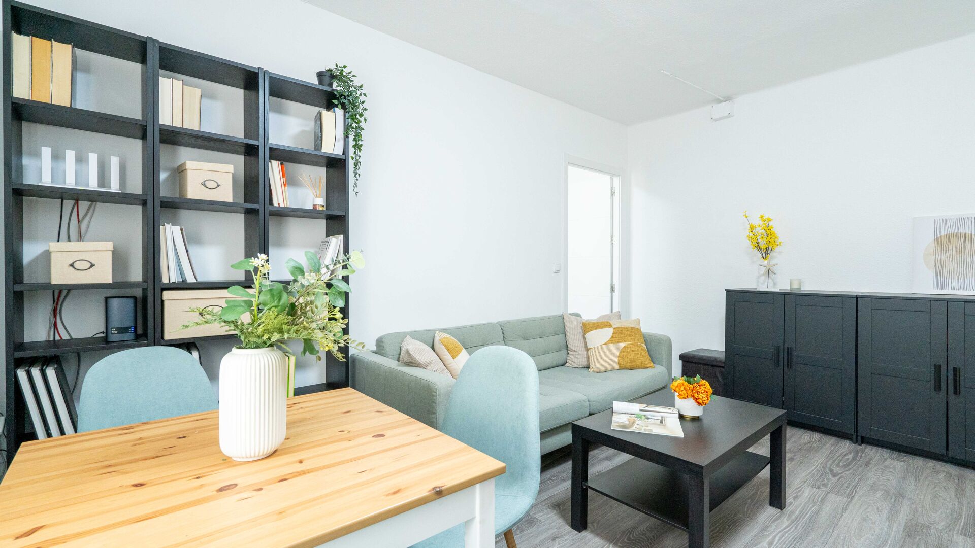 Presentamos este encantador piso de 2 dormitorios que ofrece una combinación perfecta de comodidad y tranquilidad. Ubicado en planta baja y con una orientación totalmente exterior que asegura una luminosidad excepcional durante todo el día. Este hogar es ideal para aquellos que buscan un oasis de calma en medio de la bulliciosa ciudad, ya que por su orientación todas las estancias, incluidas el baño y la cocina, dan a una calle tranquila, poco transitada  y  con arbolado.
