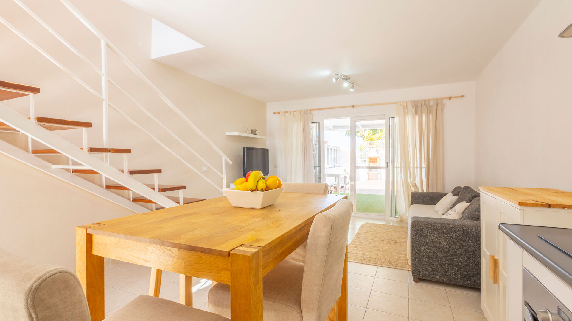 Vivienda unifamiliar adosada de 2 habitaciones, 2 baños, terraza, parking privado, y vistas al mar y a la montaña.